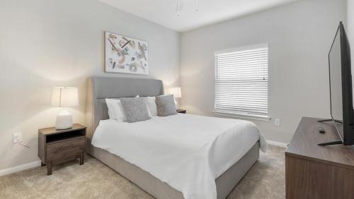 圣安东尼奥Landing - Modern Apartment with Amazing Amenities (ID7253X29)的白色卧室配有床和平面电视