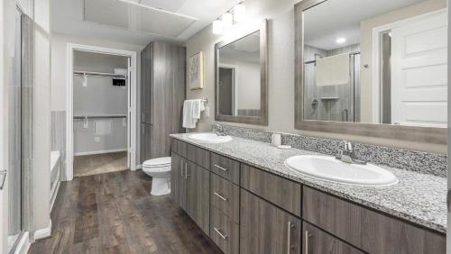 圣安东尼奥Landing - Modern Apartment with Amazing Amenities (ID7253X29)的一间带两个盥洗盆和卫生间的浴室