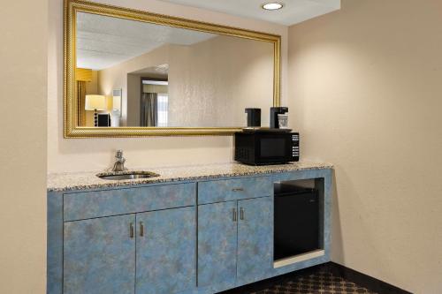 北奥姆斯特德Hotel RL Cleveland Airport West的一间带水槽和镜子的浴室