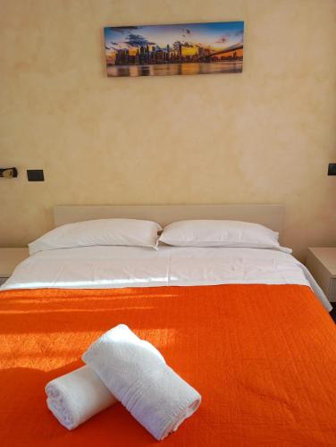 雷焦卡拉布里亚T'Addormento的一间卧室配有一张床,上面有两条毛巾