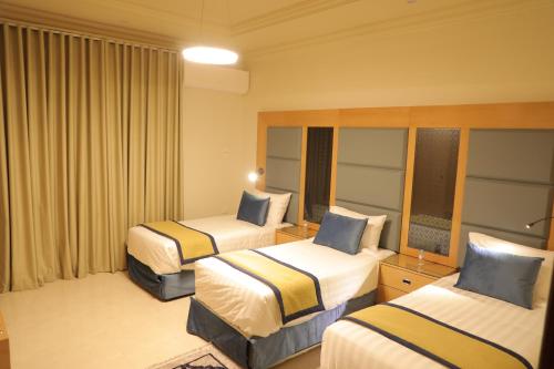 塔伊夫Cheney Parkin的酒店客房,设有两张床和窗帘