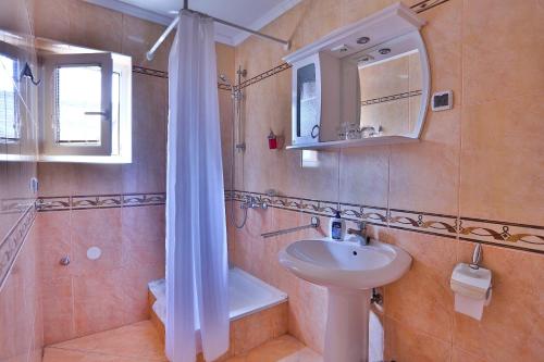 苏博蒂察Guest house Mali homtel的一间带水槽、卫生间和淋浴的浴室