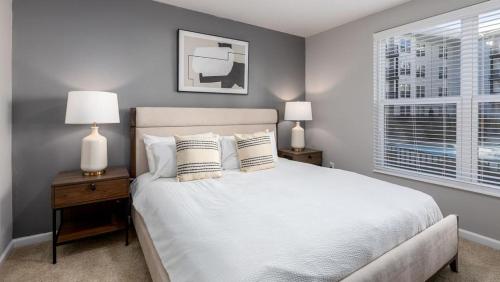 哥伦布Landing - Modern Apartment with Amazing Amenities (ID8193X50)的一间卧室配有一张带两盏灯的床和一扇窗户。