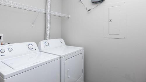 哥伦布Landing - Modern Apartment with Amazing Amenities (ID8193X50)的白色洗衣房配有洗衣机和烘干机