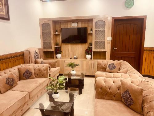 伊斯兰堡Britannia House near Islamabad International Airport and Motorway的带沙发和平面电视的客厅