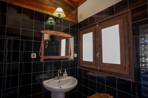 阿尔卡拉德尔胡卡尔Casa Rural Los Ventanales的一间带水槽和镜子的浴室