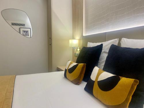 博讷博纳基里亚德酒店的一间卧室配有蓝色和黄色枕头的床