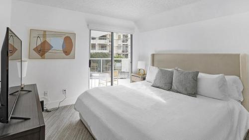 雷东多海滩Landing - Modern Apartment with Amazing Amenities (ID7827X62)的白色的卧室设有一张大床和一个窗户