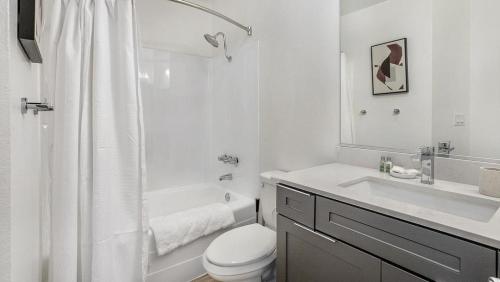 雷东多海滩Landing - Modern Apartment with Amazing Amenities (ID7827X62)的白色的浴室设有卫生间和水槽。