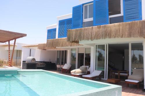 帕拉卡斯Casa Z Paracas的一座房子,旁边设有游泳池