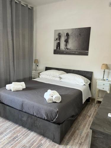 罗马圣彼得度假屋的一间卧室配有一张大床和毛巾