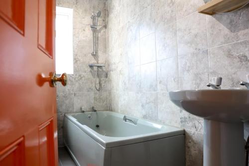 LongleyBeautiful 3 Bedroom House - Sleeps 5 Free Parking的带浴缸和盥洗盆的浴室