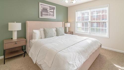 Spring HillLanding - Modern Apartment with Amazing Amenities (ID7689X22)的卧室设有一张白色大床和一扇窗户。