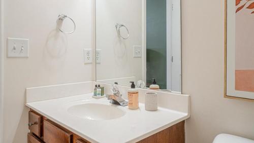 Spring HillLanding - Modern Apartment with Amazing Amenities (ID7689X22)的浴室设有白色水槽和镜子
