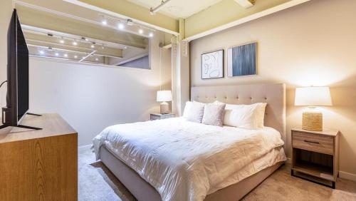 匹兹堡Landing - Modern Apartment with Amazing Amenities (ID1614X51)的一间卧室配有一张床和一台平面电视