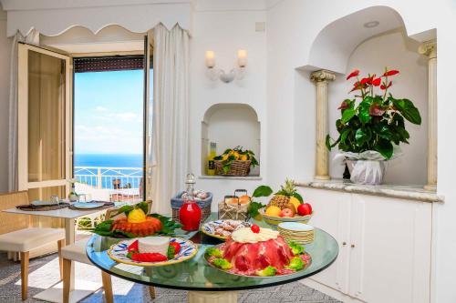 阿马尔菲Residenza Al Pesce D'Oro的厨房配有带水果的桌子