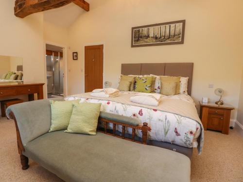 克利夫罗Hill Brook Barn的一间卧室配有一张大床和一张沙发