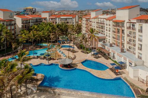 阿奎拉兹Beach Park Resort - Acqua的享有度假村游泳池的空中景致