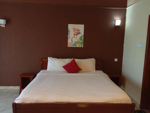 吉隆坡Ayan Service Suite At Times Square的一张带白色床单和红色枕头的床
