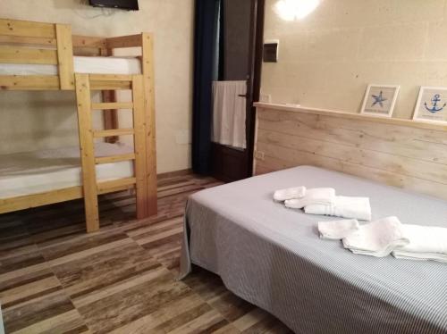 曼杜里亚Valle degli Ulivi的配有一张床和两张双层床的房间