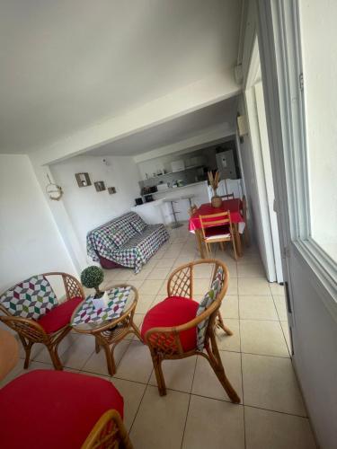 下岛Chez Maïté的一间带椅子的房间和一间带桌子的客厅