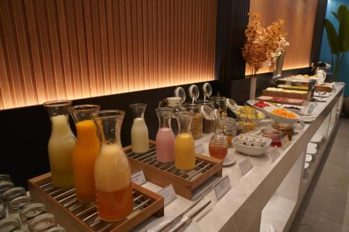 利马Hotel Ferre Miraflores的包含不同种类的汽水饮料的自助餐