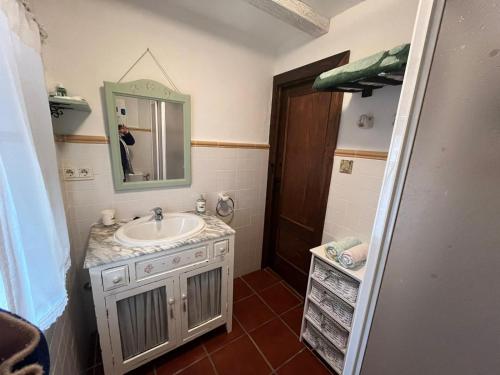 TózarCASA RURAL EN GRANADA CON CHIMENEA, PISCINA PRIVADA Y BARBACOA LA CASITA DE TóZAR的一间带水槽和镜子的浴室
