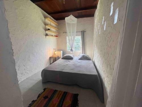 Saint-PierreCase Louis的一间白色客房内的床铺卧室
