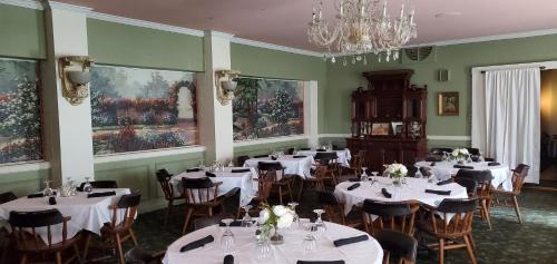 埃斯卡诺巴Historical Hotel - House of Ludington的一间带桌椅和吊灯的用餐室