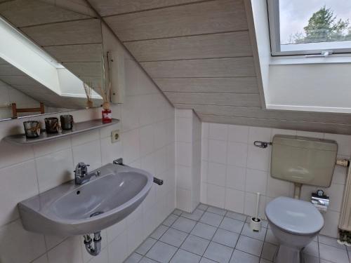基希海姆Ferienhaus im Seepark von Kirchheim的一间带水槽和卫生间的浴室