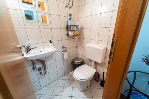 马里博尔安娜之家旅馆的一间带卫生间和水槽的小浴室