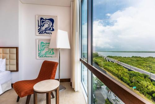 卡塔赫纳卡塔赫纳莫罗斯假日酒店的酒店客房设有带桌椅的阳台。