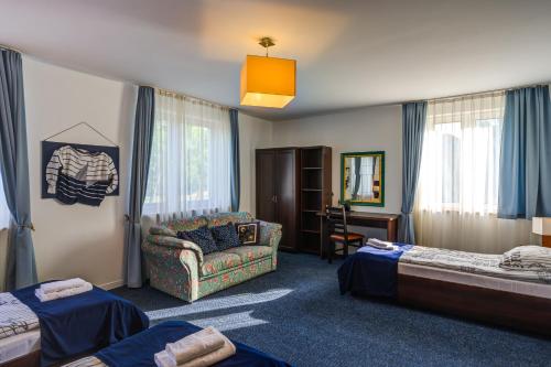 文戈热沃B&B NAUTIC - Jezioro Mamry, Green Velo的酒店客房,设有两张床和一张沙发
