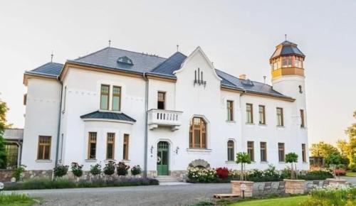 波罗斯洛GRAEFL MAJOR Kétútköz的一座大型白色房子,上面设有灯塔