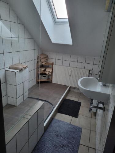 赫费尔霍夫Ferienwohnung的带浴缸、水槽和窗户的浴室