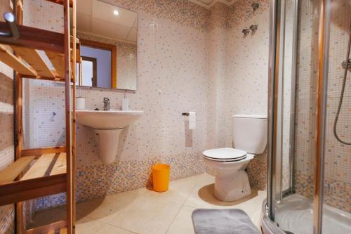 卡耐特蒂贝兰格Lujoso apartamento de dos habitaciones en la playa de Canet的浴室配有卫生间、盥洗盆和淋浴。