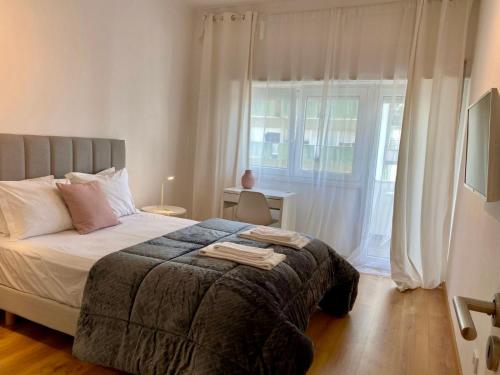 阿尔马达Comfortable bedrooms in apartment with river view的一间卧室设有一张床和一个大窗户