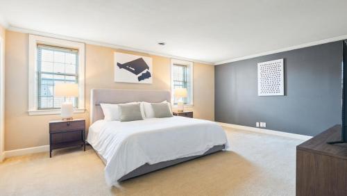 纳什维尔Landing - Modern Apartment with Amazing Amenities (ID7786X36)的一间大卧室,配有一张床和一台电视