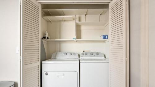 纳什维尔Landing - Modern Apartment with Amazing Amenities (ID7786X36)的小型洗衣房配有洗衣机和烘干机