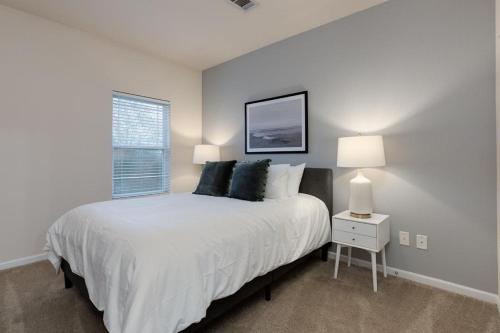 蒙特朱丽叶Landing - Modern Apartment with Amazing Amenities (ID3381X66)的卧室设有一张白色大床和一扇窗户。