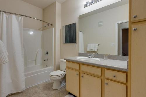 蒙特朱丽叶Landing - Modern Apartment with Amazing Amenities (ID3381X66)的一间带水槽、卫生间和淋浴的浴室