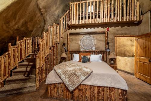 维尔京Zion White Bison Glamping & RV Resort的一间卧室,卧室里配有一张床,狗坐在床上