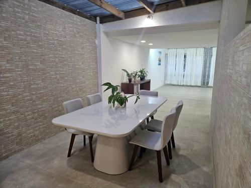 阿雷格里港Espaço Semente Poa Lírio的一间配备有白色桌椅的用餐室