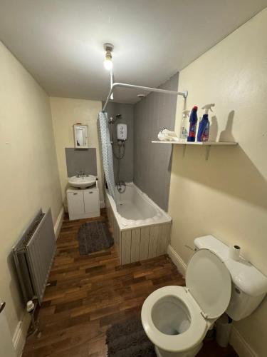 哈德斯菲尔德Huddersfield house的一间带卫生间和浴缸的浴室