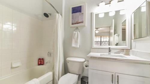 奥兰多Landing - Modern Apartment with Amazing Amenities (ID7593X55)的白色的浴室设有卫生间和水槽。