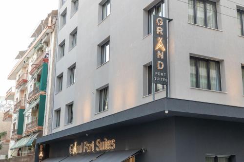 塞萨洛尼基Grand Port Suites的一座带艺术酒店套房标志的建筑