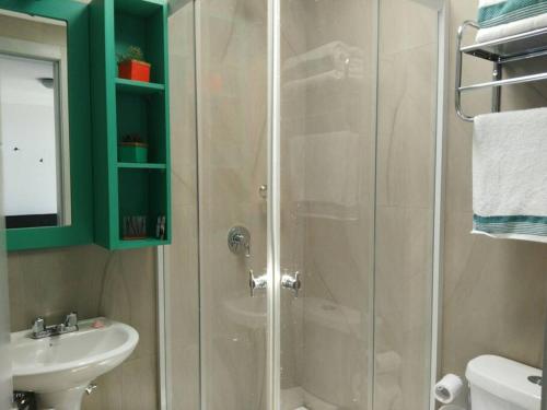 基多Perfect Suite, near everything! ¡cerca de todo!的带淋浴、水槽和卫生间的浴室
