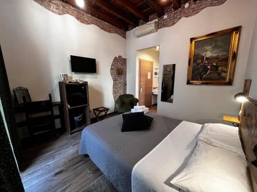 斯培西亚塔沃纳梅塔罗宾馆的配有一张床和一把椅子的酒店客房