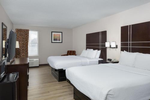 查塔努加Stay 2Night Chattanooga Hamilton Place的酒店客房设有两张床和一台平面电视。