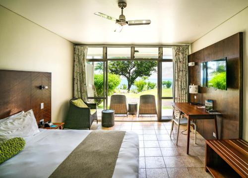 阿洛菲玛塔凡纽埃美景度假村的酒店客房,配有一张床、一张桌子和椅子